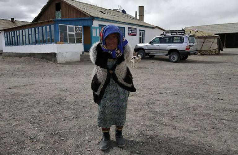 Una Povera vecchia felice del villaggio di Alichur nel Pamir condivide le sue storie di vita