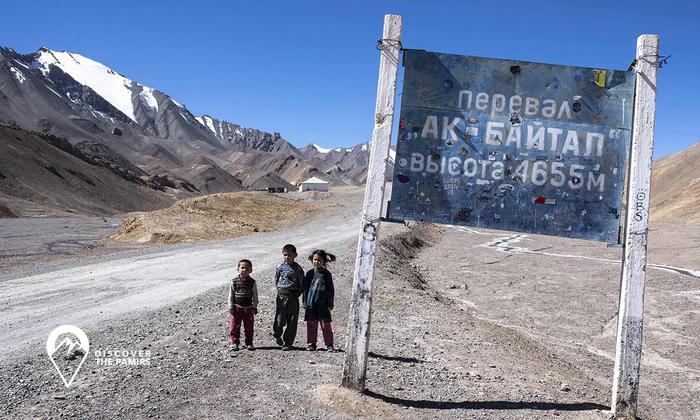 Akbaital pass - 4655 m! That's normal altitude for the Pamir kids ;)