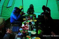 Petit-déjeuner dans une grande tente lors d'un trekking au Pamir