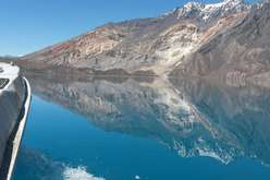 Vue sur le lac Sarez de l'intérieur du lac
